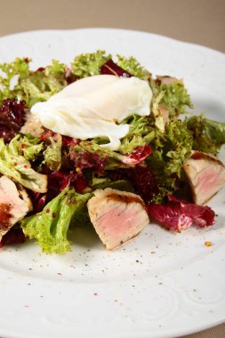 Etli taze salata.