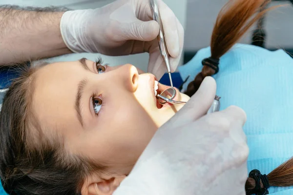 หมอฟันตรวจฟันโดยใช้กระจก — ภาพถ่ายสต็อก