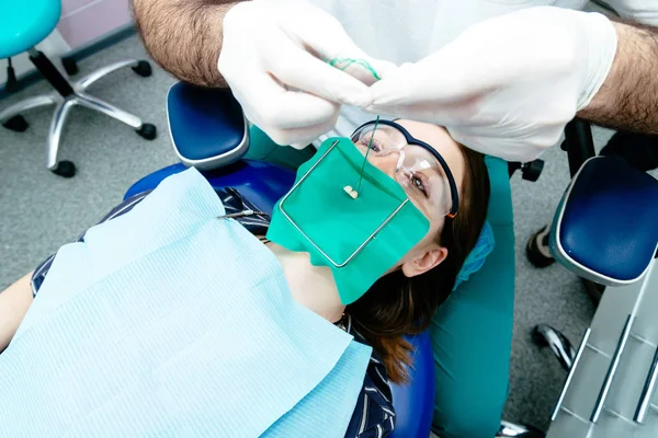 ผู้หญิงที่ผ่าตัดหมอฟัน — ภาพถ่ายสต็อก