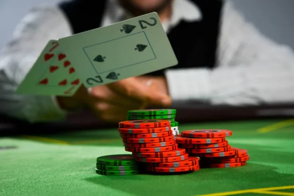 Čipy a karty na poker — Stock fotografie