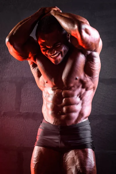 Africano americano atleta do sexo masculino posando demonstrando desenvolvido torso muscular e músculos abdominais — Fotografia de Stock