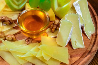 Bal fıstıklı ve üzümlü peynir tabağı.