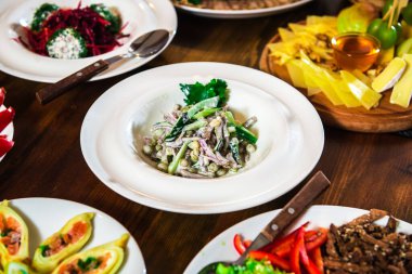 Şölende masada salata.