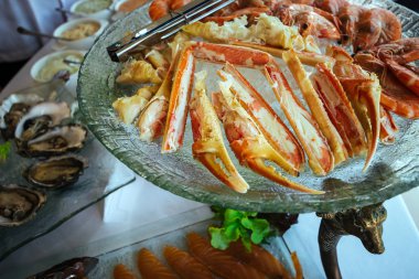 Büfe masasında yengeç eti.