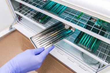 Hemşire diş aletleri sterilize