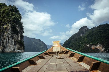 Tayland Khao Sok Milli Parkı 'ndaki Cheow Lan Gölü' nde bir tekne.