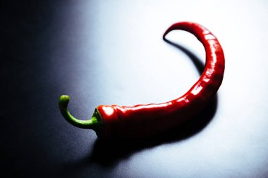 Siyah arkaplanda kırmızı biber