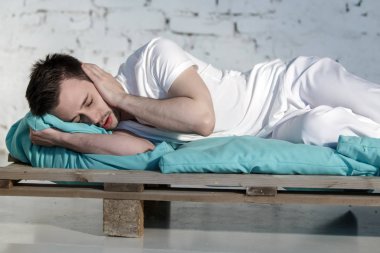 Adam depresyonda.