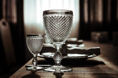 Restoranın çok güzel görgü kuralları ve sofra takımları var. Ziyafet masası.