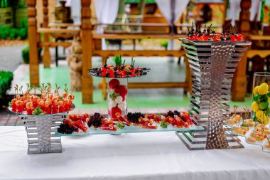 Düğün partisinde farklı atıştırmalıklarla büfe tasarımı.