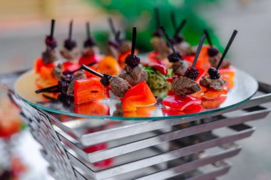 Dana eti, biber ve böğürtlenli sabun. Düğün partisi atıştırmalıkları.