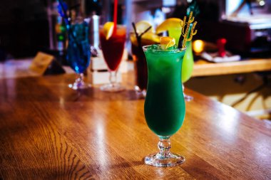 Tahta masadaki bir barda buzlu alkollü kokteyl.