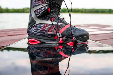 Wakeboard için ekipman. Su sporları için tahta ve ayakkabı.