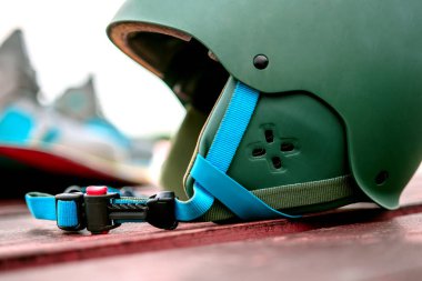 Wakeboard için ekipman. Su sporları için kask, tahta ve botlar.