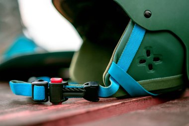 Wakeboard için ekipman. Su sporları için kask, tahta ve botlar.