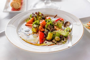 Ziyafette servis edildi. Kabak salatası ve zeytinli domates ve siyah susam.