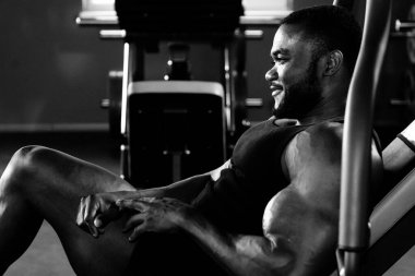 Erkek sporcu, vücut geliştirici, spor salonunda çalışıyor..