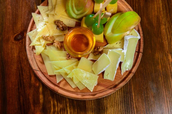 Сырная тарелка с мёдом и виноградом — стоковое фото