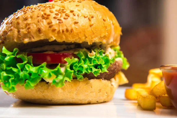 Гамбургер с картошкой фри на деревянном столе — стоковое фото