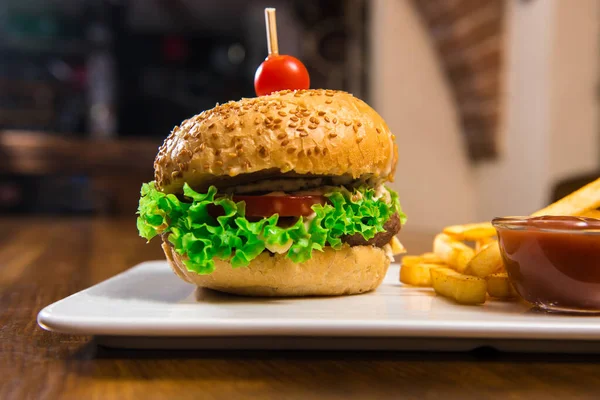 Гамбургер с картошкой фри на деревянном столе — стоковое фото
