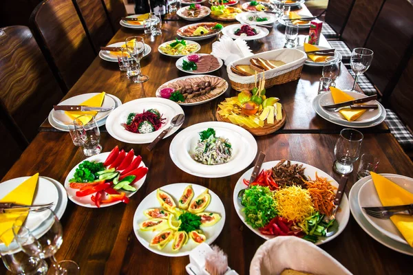 Праздничный стол с различными блюдами — стоковое фото