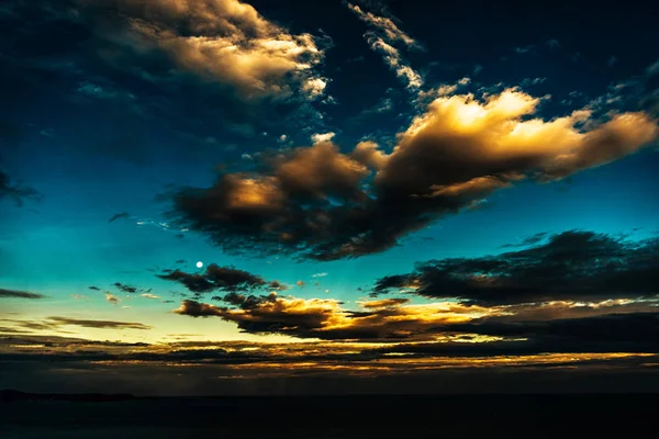 Драматические облака на рассвете — стоковое фото