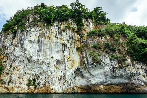 Cheow Lan Lake, Khao Sok National Park, Surat Thani province, Thailand — Stock Photo, Image