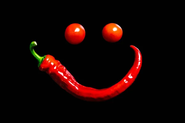 Warzywa są układane jako uśmiech na czarnym tle — Zdjęcie stockowe
