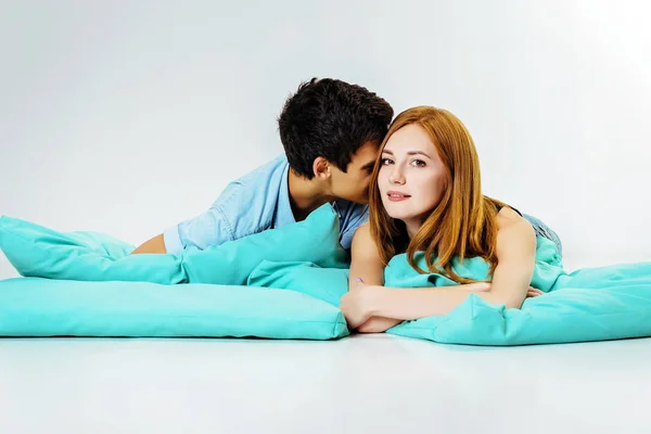 Любовники удобно лежат на подушках — стоковое фото