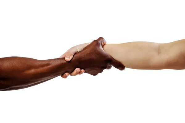 Рукостискання між африканським і кавказьким чоловіком, що допомагає, концепція братерства. Білий фон — стокове фото