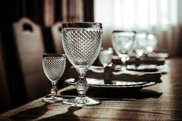 Красиво сервированный стол в ресторане. Для каждого гостя расставлены пустые стаканы и тарелки — стоковое фото