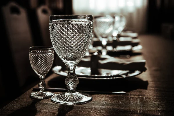Обслуживание блюд и стаканов на столе в ресторане для компании людей — стоковое фото