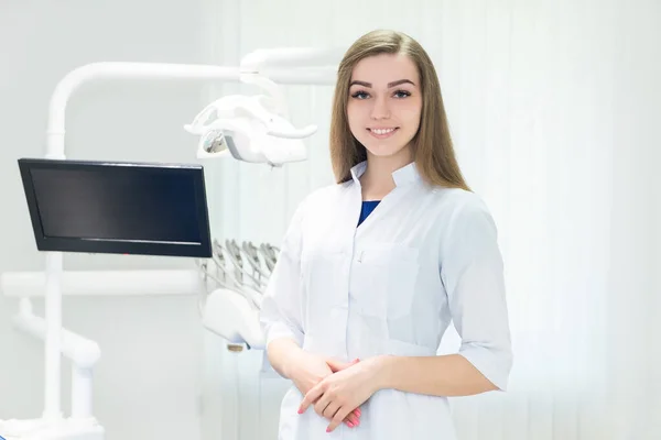 Joven doctora en el consultorio dental —  Fotos de Stock