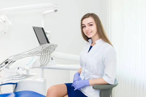 Молодая девушка-врач в стоматологическом кабинете — стоковое фото