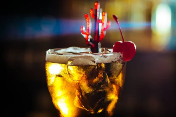 Alcoholic cocktail with ice in a bar — 스톡 사진