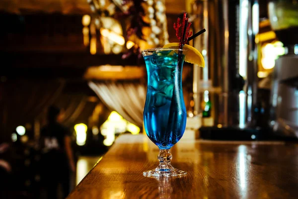 Coquetel alcoólico com gelo em um bar em uma mesa de madeira — Fotografia de Stock