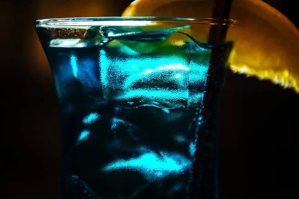 Алкогольный коктейль со льдом в баре — стоковое фото