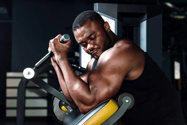 Άνδρας αθλητής, bodybuilder, γυμνάζεται στο γυμναστήριο. — Φωτογραφία Αρχείου