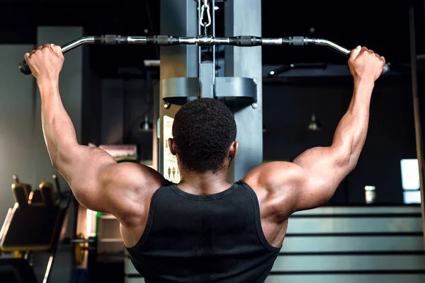 Άνδρας αθλητής, bodybuilder, γυμνάζεται στο γυμναστήριο. — Φωτογραφία Αρχείου