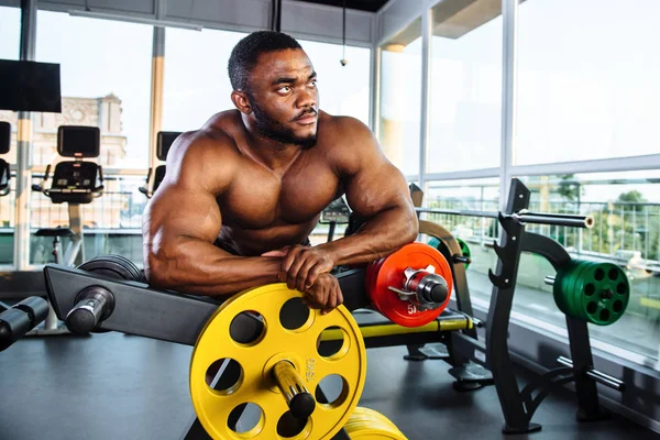 Άνδρας αθλητής, bodybuilder, γυμνάζεται στο γυμναστήριο — Φωτογραφία Αρχείου