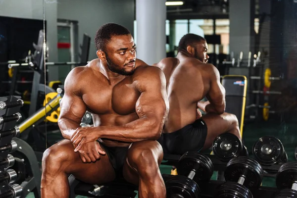 Άνδρας αθλητής, bodybuilder, γυμνάζεται στο γυμναστήριο — Φωτογραφία Αρχείου