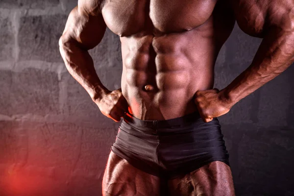 Afrikalı Amerikalı vücut geliştirici fiziksel olarak iyi olduğunu gösteriyor. — Stok fotoğraf