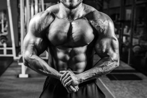 Culturista africano posando en el gimnasio — Foto de Stock