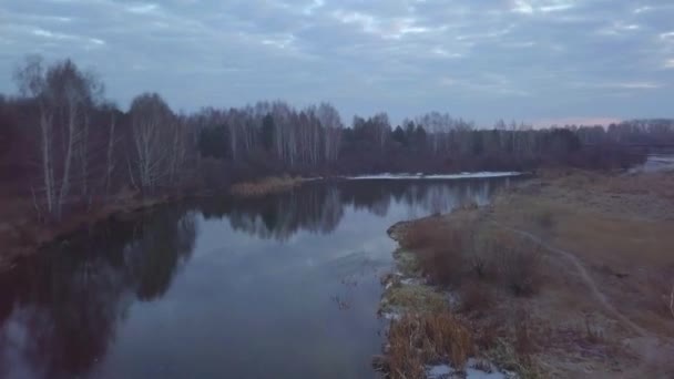Survoler la rivière dans la forêt d'automne  