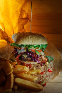 Ev yapımı hamburger ve patates kızartması