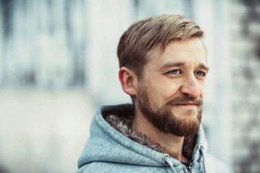 Genç sakallı bir adamın portresi.