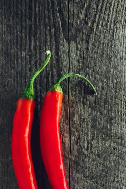 Ahşap bir masa üzerinde organik biber