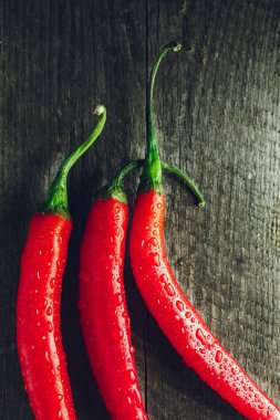 Ahşap bir masa üzerinde organik biber