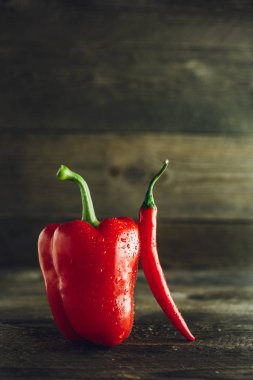 Kırmızı Bell ve biber ahşap bir masa üzerinde