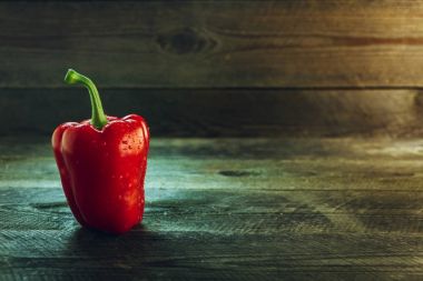 ahşap bir masa üzerine kırmızı biber
